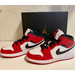 Jordans - Intressekoll på mina jordan 1 mid! Får tyvärr inte användning för dessa och har använt endast 2 gånger så i mycket fint skick. Storleken är 36,5 men passar mig som har storlek 37/38 i vanliga fall jättebra! Hör av er vid intresse och kom med rimliga bud❤️