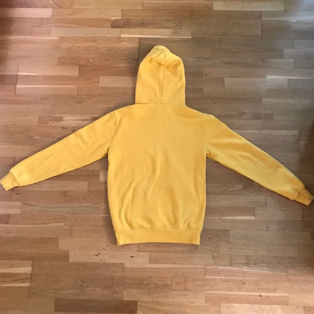 En gul hoodie med trycket ”Forever in my heart”. Hoodien är i superbra skick. Säljer hoodien då jag vill bli av med den. Tröjor & Koftor.
