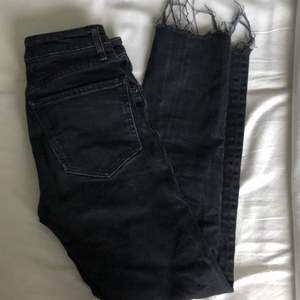 jeans från zara i jättefint skick, knappt använda. Säljer för att dom har blivit för små och korta (jag är 166cm). Fraktar eller så möts jag upp i Stockholm. Pris kan diskuteras 🥰🥰