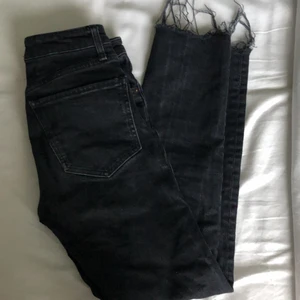 zara jeans - jeans från zara i jättefint skick, knappt använda. Säljer för att dom har blivit för små och korta (jag är 166cm). Fraktar eller så möts jag upp i Stockholm. Pris kan diskuteras 🥰🥰
