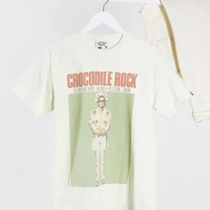 Oversized t-shirts  - Söker oversized t-shirts i alla olika färger med olika motiv,helst relativt billiga