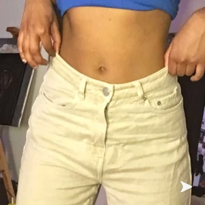 Weekday, beiga byxor i modellen Row - Typ highwaisted, fina basic byxor passar jätte fint , lite skrynkliga men du får dom nytvättade och strykta🥰