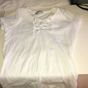 Newyorker strl xs  - Säljer denna fina ribbade tröjan med en snörning högst upp i mitten. Köpte den för ca 1 år sen och har inte använt den så mycket. Utgångs priset är 40kr. Priset kan diskuteras.