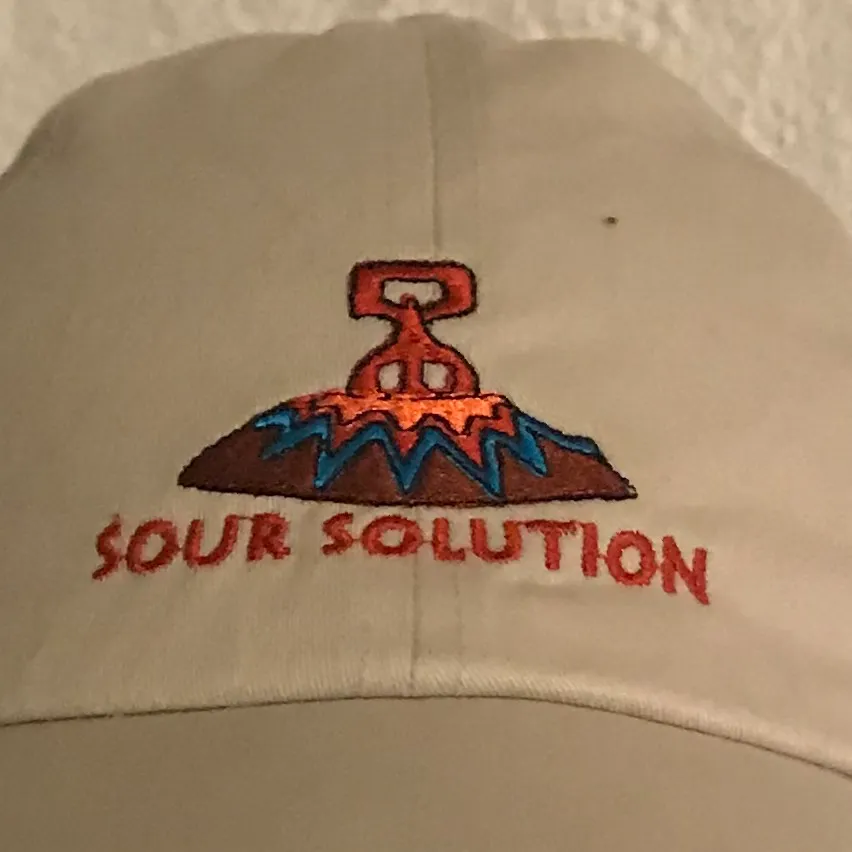 Beige keps från skatemärket sour solution som endast är använd ett fåtal gånger. Hör av dig om du har några frågor. Accessoarer.