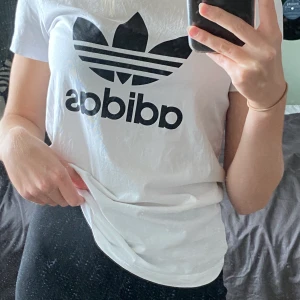 Vit adidas t shirt - Säjer denna balla vita adidas tröjan i storlek XS men funkar för S också, använd cirka 3 gånger, ordinarie pris 220kr frakt tillkommer vid betalning buda i kommentarerna 👇🏼✨🤤