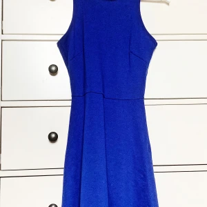 Blå klänning  - Classy klänning som verkligen framhäver kroppens kurvor. Sjukt fin blå färg med ett bekvämt tyg. Passar alla mellan XS-M. På mig (167cm) slutar den vid knäna. 