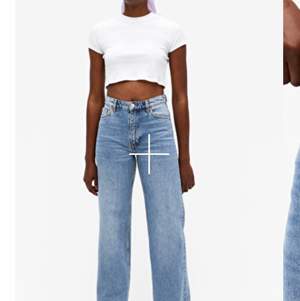 Jeans från Monki i modellen Yoko mid blue jeans. Dessa är i storlek 27 vilket motsvarar ungefär S. Frakt tillkommer💛 