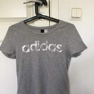 Grå tshirt ifrån adidas i storlek S