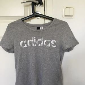 Adidas tshirt - Grå tshirt ifrån adidas i storlek S