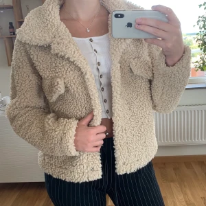 Lurvig jacka - Säljer min skiiit mysiga jacka som är så skön och snygg. Den har två ”fickor” på varje bröst som INTE är fickor💗 säg ditt pris!!!