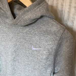 Nike hoodie  - Grå äkta Nike hoodie i super skick och fin passform. Storlek Xl i barnstorlek, så skulle säga att den sitter finast på en xs/s i vuxenstorlek. 80kr frakt tillkommer 🚚 📦 