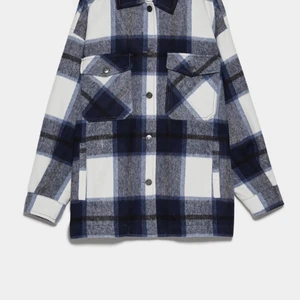 Rutig skjortjacka Zara - Säljer denna populära rutiga skjortjacka från Zara!! Väldigt lite använd då det inte riktig är min stil så i fint skick. Supercool och går att använda både som en jacka eller skjorta. Fler bilder kan fås vid intresse. Ge bud, köpare står för frakt⚡️⚡️