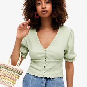 Smockad ljusgrön topp  - Underbar topp från monki som är helt slutsåld! Jag fick tag i den sista M, men den var tyvärr för stor för mig som är xs vanligtvis. Färgen är som produktbilden. Kan skicka eller mötas i gamla stan 💞