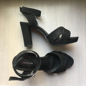 Klackskor strl 37 - Oanvända då de är en strl för små för mig. Klackhöjd 9 cm (10 cm inkl. sulan). 