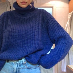 Stickad tröja - En supermysig blå stickad tröja från ASOS i storlek XL men passar alla, jag själv brukar ha storlek S i tröjor å den sitter jättesnyggt på mig. Använd ett fåtal gånger så den är i fint skick. Köpt för ca 250kr säljer nu för 100kr