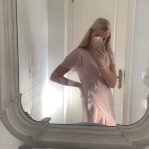 Nakd klänning  - Finns inte att köpa någonstans och har aldrig funnits på hemsidan, köpte på outlet nakd, jättebra skick. Storlek S men funkar med M