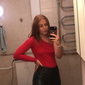 One shoulder body  - Säljer nu min body i one shoulder modell från NAKD då den inte används längre! Skitsnygg både till fest och vardags🍒🤝 köparen står för frakt🥰