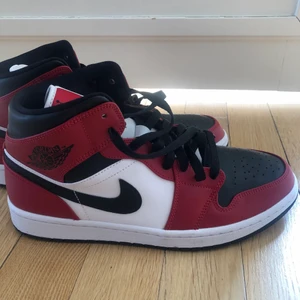 Air Jordan 1 Chicago black toe - Säljer ett par av mina jordans för dem inte kommer till användning. Använda fåtal gånger, skulle säga 9/10 i cond. Size 43eu. Tar bud