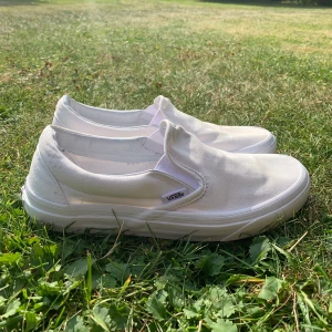 Vita vans - Vita vans i bra skick då de endast är använda ett fåtal gånger💞 köparen står för frakt 