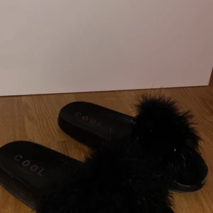 Pälstofflor - Jag säljer mina superfina pälstofflor i storlek 37 men passar även 38. Hör av er för frågor eller fler bilder.