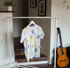  - ROOK X Adventure Time tröja.
Använd ca 2-3 gånger, säljes då den är lite för liten. Är medium men känns lite liten i storlek. 
Från en begränsad kollektion utav ROOK X Adventure Time's kollaboration. 