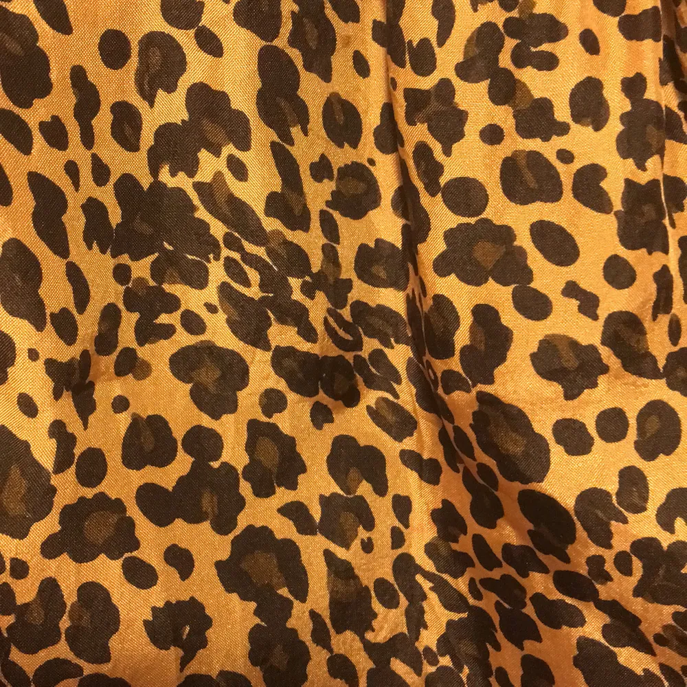 En leopard mönstrad klänning. Nästan aldrig använd. Går till knäna på mig som är ca 155cm. Står M men är mer som S. Skriv om fler bilder behövs! . Klänningar.