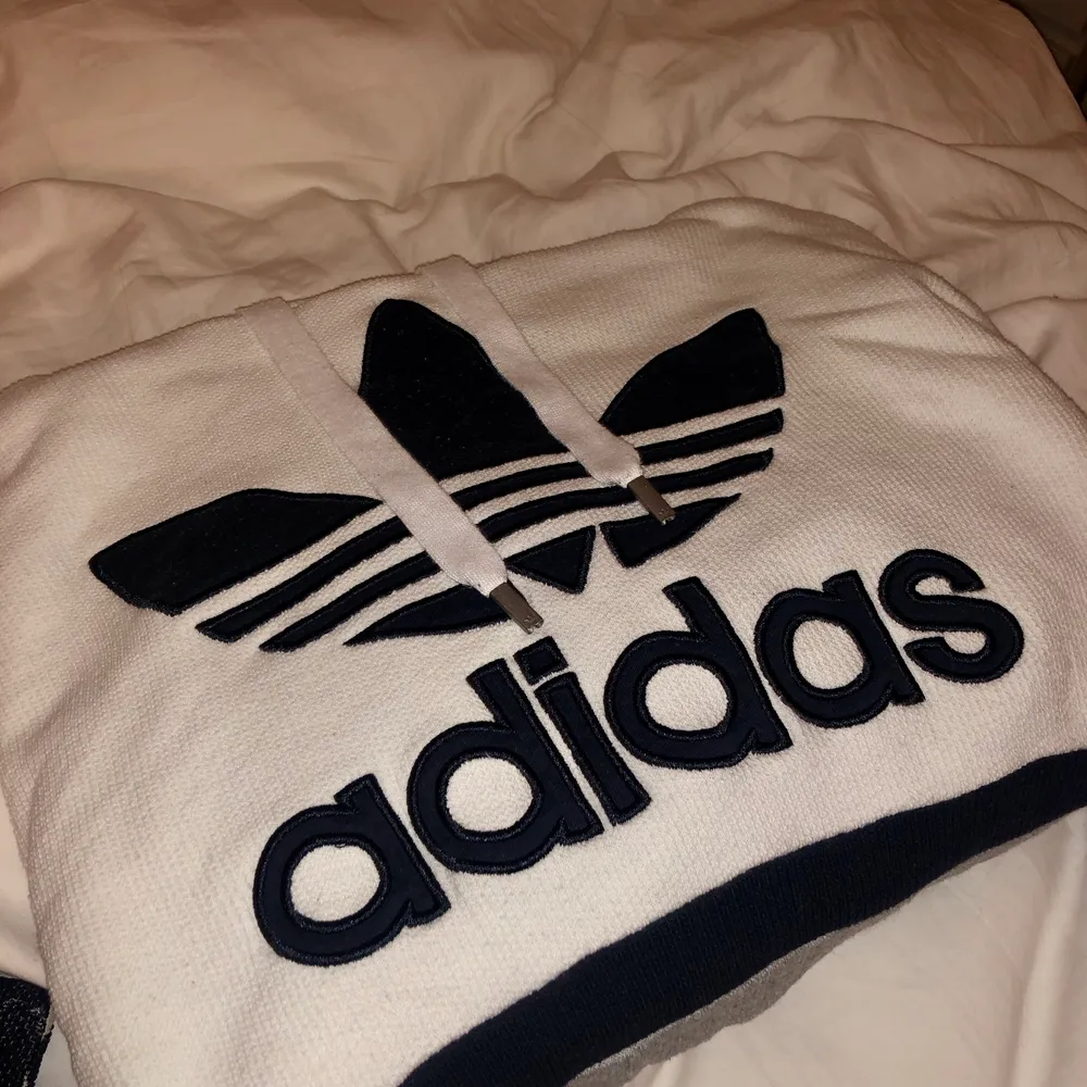 Adidas hoodie i storlek S, tröjan är vit, grå och mariblå/svart. använd några gånger men ser ut som ny. Tröjor & Koftor.