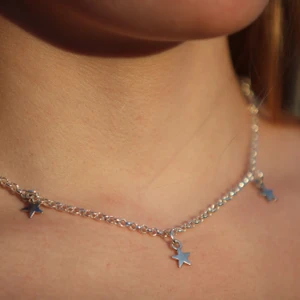 Halsband Stjärnor silver - Ett snyggt stjärnhalsband som är nickelfritt! Skickas endast och köparen står för frakt - 11 kr. Betalning via Swish 