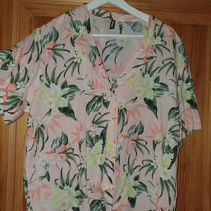 En så söt Hawaiiskjorta från H&M. Den är aldrig använd och i gott skick. Den är i storlek 40 men passar en storlek ner oOch upp om man så önskar då det finns lite rum i den. Lite cropped men inte jätte! Köptes för 150:-🏄‍♀️