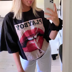 Playboy oversize t-shirt - Säljer min Playboy-tshirt då den knappt kommer till användning. Strl 36 men väldigt stor och oversize i modellen som ni ser på bilderna. Köpare står för frakt! 