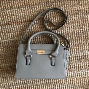 Hanväska - Fin handväska från Ur&Penn. Använd ett fåtal gånger och är i fint skick. Köptes för 200kr säljer nu för 75kr+frakt. Den är 25 cm bred x 18 cm hög x 10 cm djup