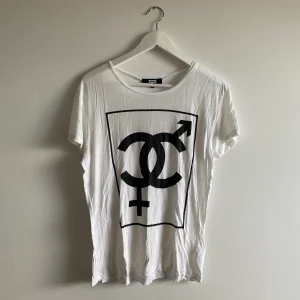 T-shirt med tryck  - Den här t-shirten har jag haft mycket länge och är en mycket skön och stretchig. Funkar för storlek S-L. Mycket snygg! 