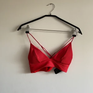 Röd bikiniöverdel  - Den här bikinitoppen är såå fin! Men jag använder den inte tyvärr. Bikinitoppen är använd några få gånger och är i mycket bra skick. 