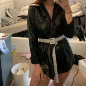 Skinnjacka - Häftig skinnjacka som slutar precis efter rumpan på en strl s. Köpt begagnad men knappt använd av mig eller förra ägaren. Kontakta för mer information.