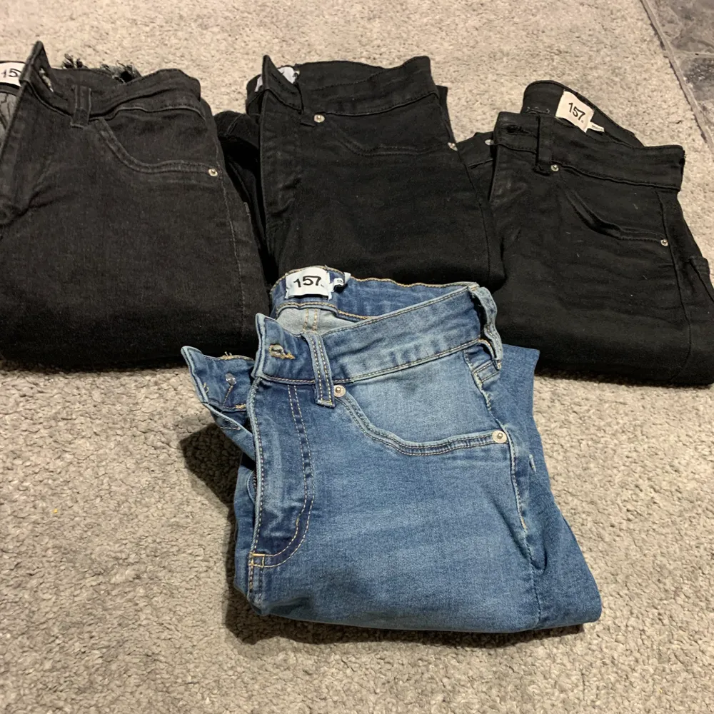 Fyra par jeans ifrån lager 157! Två par svarta jeans, ena paret med hål på knäna, ett par gråare svarta jeans med hål på knäna sedan ett par blåa. Samma storlek på alla🌸. Jeans & Byxor.