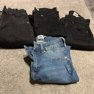 Fyra par jeans ifrån lager 157! Två par svarta jeans, ena paret med hål på knäna, ett par gråare svarta jeans med hål på knäna sedan ett par blåa. Samma storlek på alla🌸