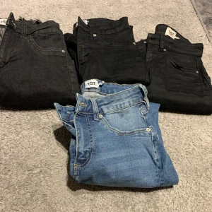 Fyra par jeans  - Fyra par jeans ifrån lager 157! Två par svarta jeans, ena paret med hål på knäna, ett par gråare svarta jeans med hål på knäna sedan ett par blåa. Samma storlek på alla🌸