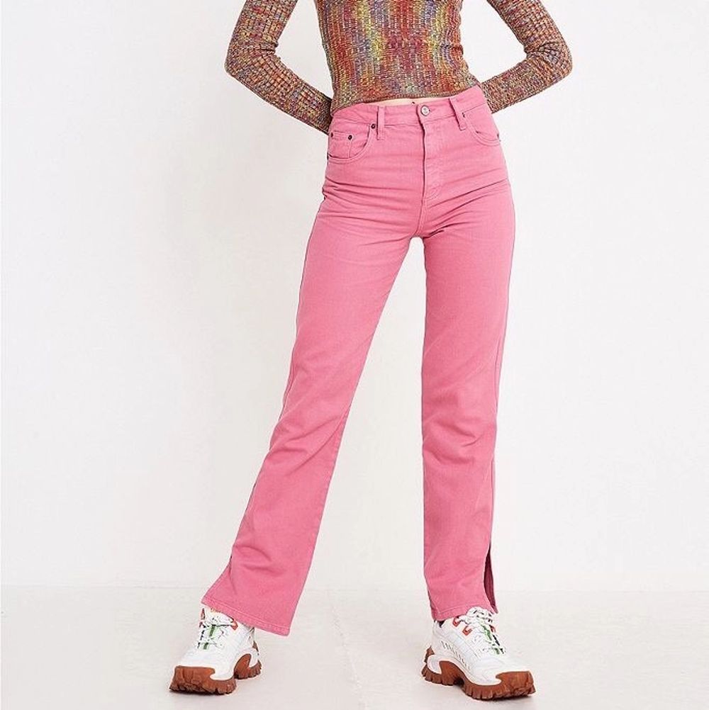 Säljer dessa såå snygga rosa straight leg jeansen från bdg, urban outfitters. Säljer pga att de är för små för mig. De har en liten slits på vardera sida längst ner på byxbenet. Fraktkostnad tillkommer :). Jeans & Byxor.