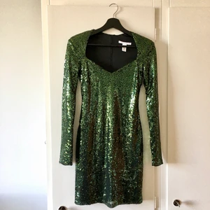 Mörkgrön paljettklänning  - Mörkgrön paljettklänning med superfin ringning och passform! Ej stretchig. 🌸 plus frakt 36 kr - samfraktar gärna! ✨🌸