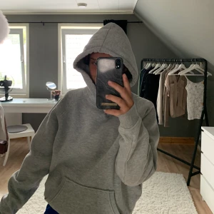 Hoodie - Populär hoodie från bikbok! Skönaste luvan. Nästan aldrig använd.  