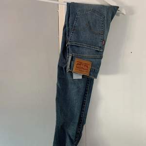 Säljer mina fina Levis jeans i storlek 23, använda 1 gång :) inköpta för 950kr