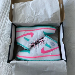 Jordans - Säljer mina jordans mid i strl 39, sitter inte större eller mindre utan som en vanlig 39. Kan fraktas mot kostnad. Är annonsen kvar finns dom fortfarande kvar så läs innan ni frågar. HÖGSTA BUD: 1700 kr 💘