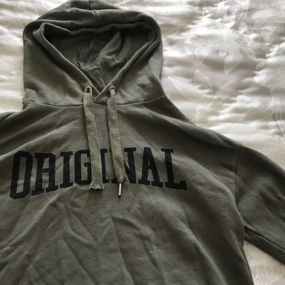 Säljer min snygga hoodie som e från Hm. Som ni ser på bilden så har den ena metall saken åkt av i tvätten. Frakt ingår! . Hoodies.