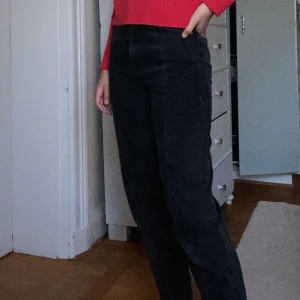 Svarta jeans från & Other Stories  - Ett par snygga svarta jeans från & Other Stories! De är inte helt tajta utan har en liten lös fit. Det går en söm på benet som är en snygg detalj! Frakt tillkommer:)
