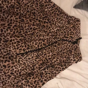 Kjol från Zara - Jätte fin leopard kjol från Zara. Helt ny och knappt använd. Jätte fint med en svart crop top eller liknande. Jag säljer för 120 kr + frakt som ligger runt 40 kr