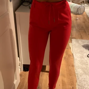 Typ kostymbyxor  - Säljer dessa jättefina kostym-liknande byxor, använda ca3-5 ggr pga lite för korta. De är ifrån only i storlek xs med längd 32 💞 nypris 400kr