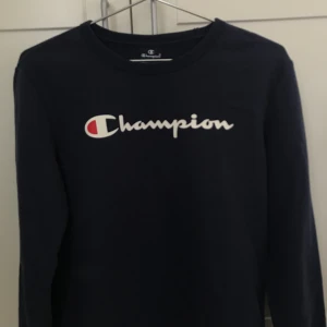 champion sweatshirt💙 - jääättemysig tjocktröja i storlek xl barnstorlek, passar ungefär xs/s💙 framgår inte riktigt på bilderna men den är mörkblå! skriv för mer bilder eller info