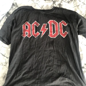 ACDC tröja - Från h&m i storlek m!❤️❤️ köpt för 150kr knappt använd! Tvättas innan jag skickar 🤍 (kan även mötas upp)