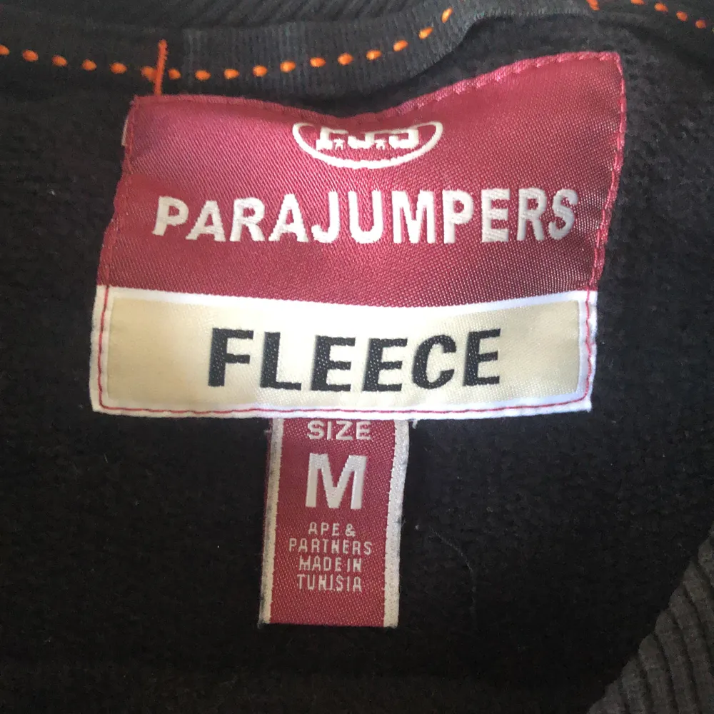 Parajumper crewneck nypris (1900 kr)kvitto finns skick 8/10 inga hål eller märken på den storlek M men kan ändå passa som L säljer för 800 pris kan diskuteras. Tröjor & Koftor.