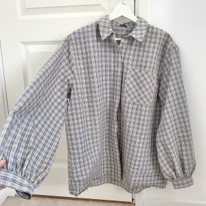 oversize skjorta - oversize skjorta från nelly i storlek S, men är somsagt oversize så passar även upp till L!